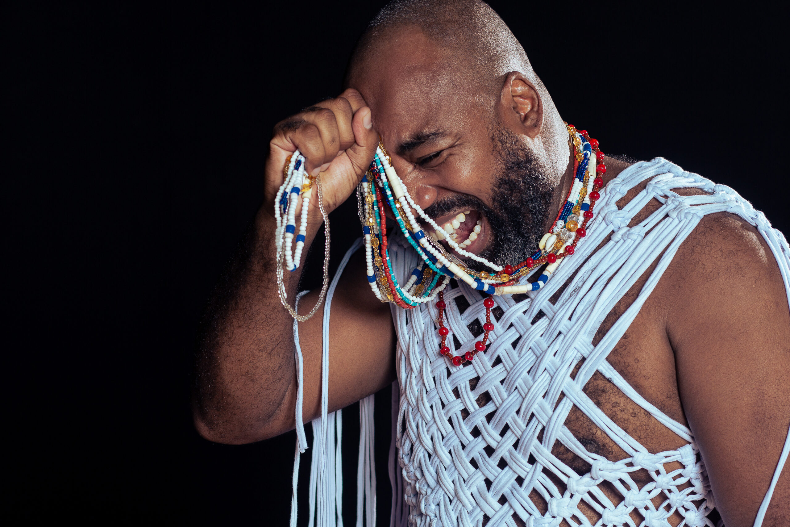 Rodrigo França vive um Hamlet preto esmagado pelo racismo e pela violência política e social