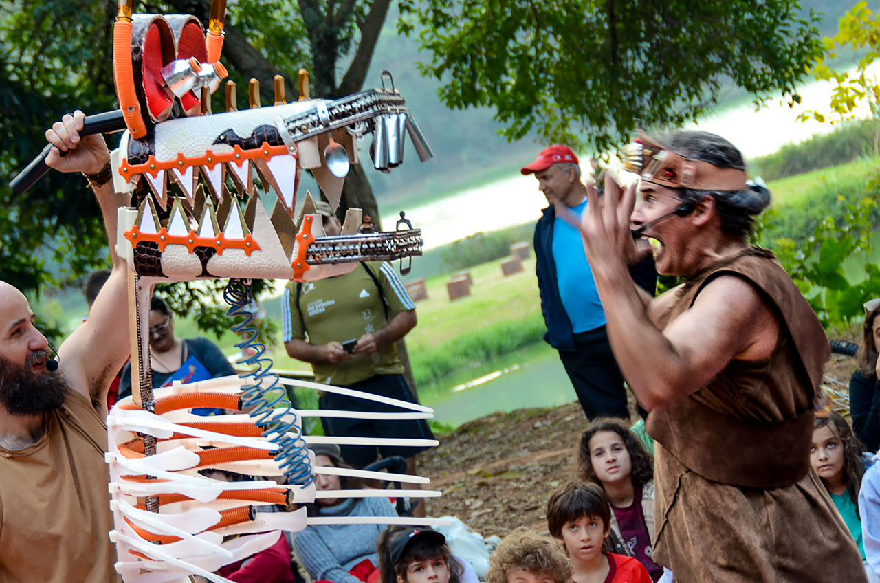 Uma festa de adereços para celebrar os rios está de volta