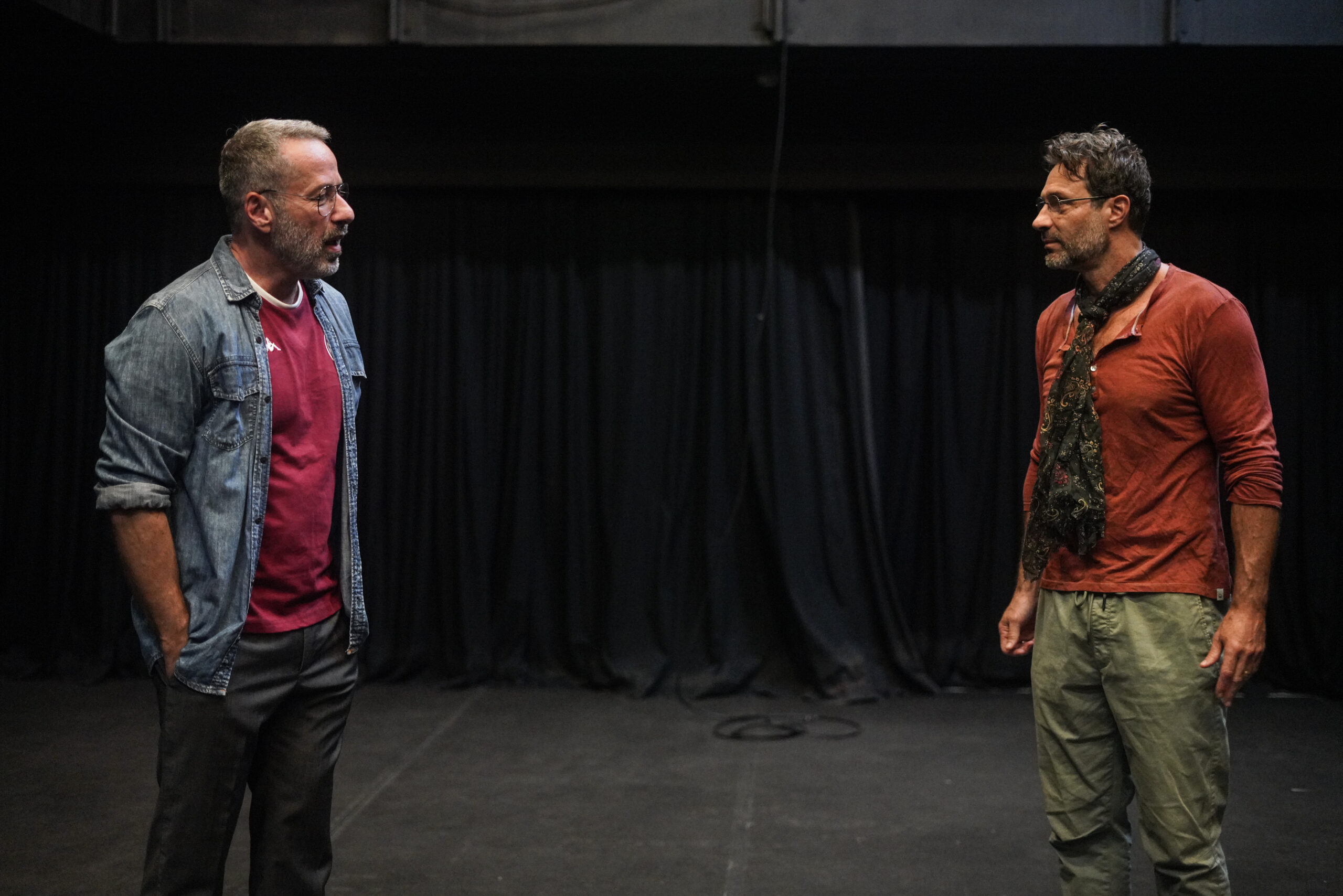 Reencontro tenso entre dois irmãos no velório do pai conduz “Entre Irmãos”