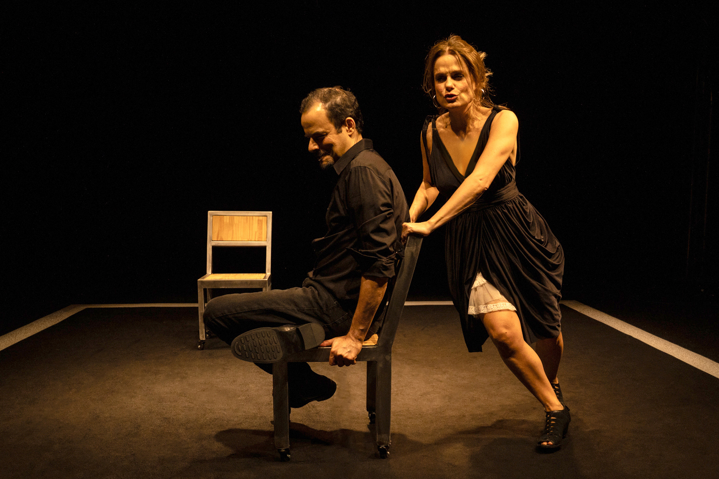 “A Linha Solar” parte da crise de um casal para retratar conflitos também associados à geopolítica