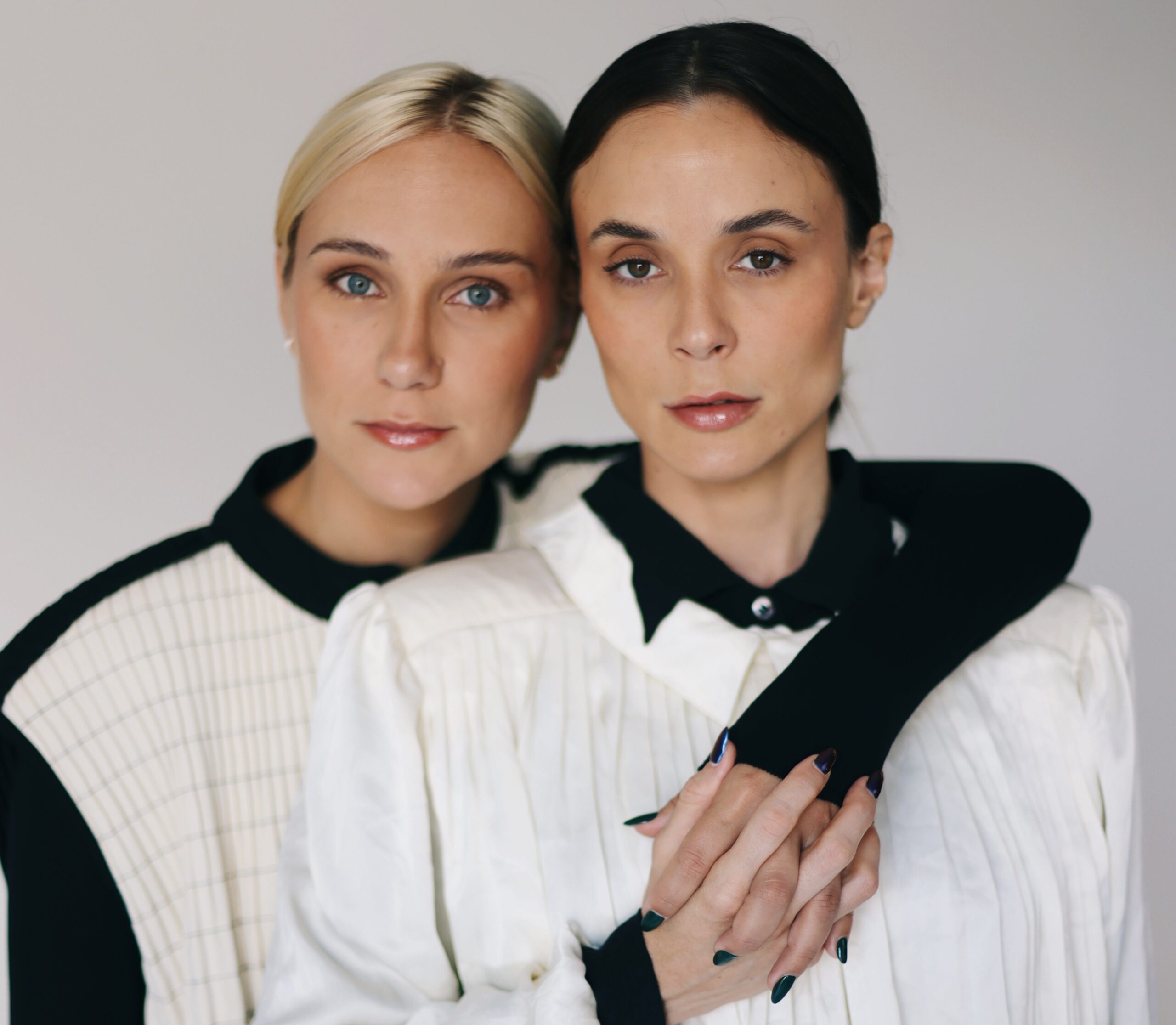 “Animal Dentro” traz a amizade de duas mulheres ao longo do tempo permeada pela presença de um gato