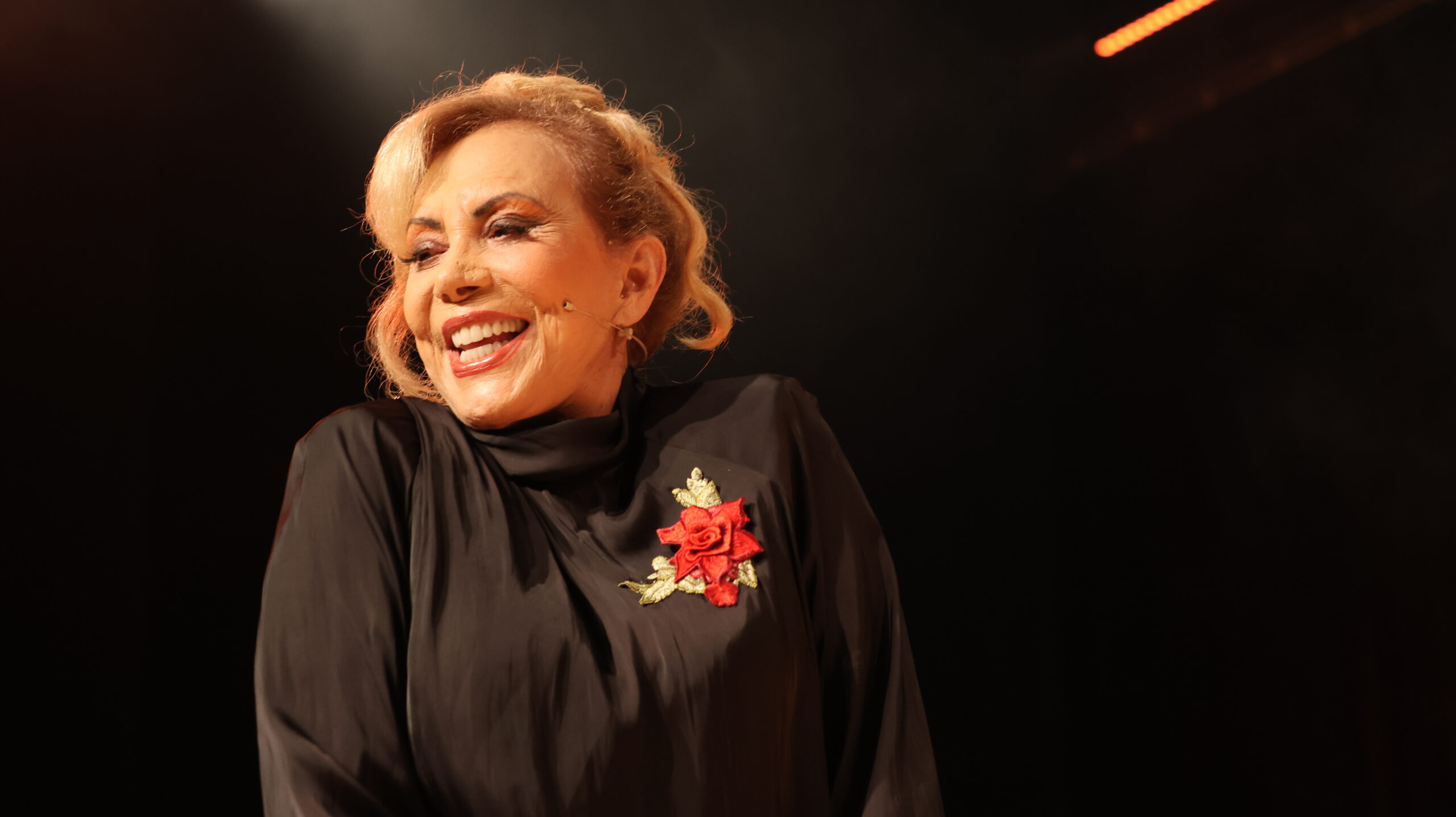 Arlete Salles vive o prazer de ser desafiada pelo primeiro solo em “Mande Notícias do Mundo de Lá”