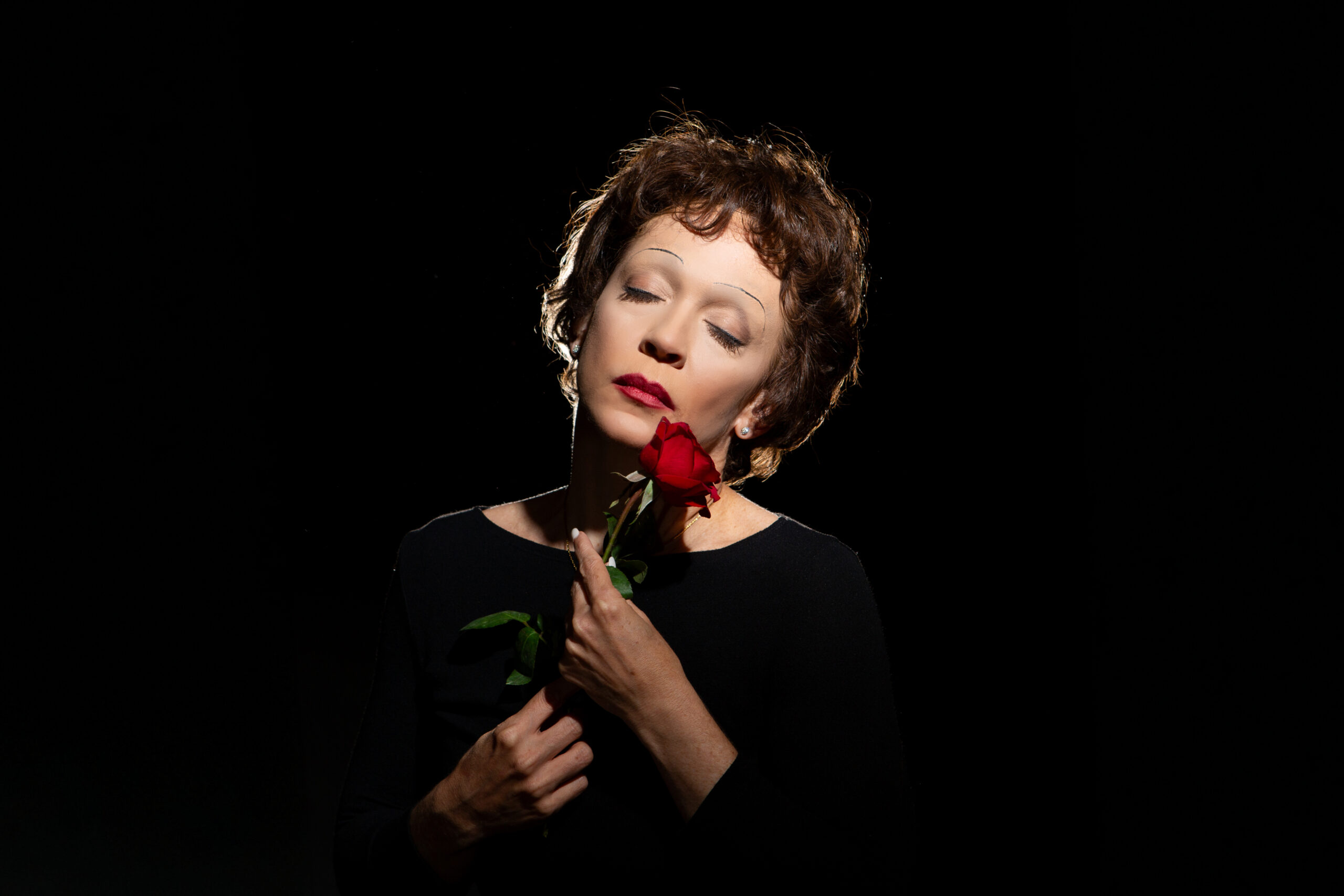 Laila Garin brilha como Édith Piaf, que preferia morrer a deixar de cantar