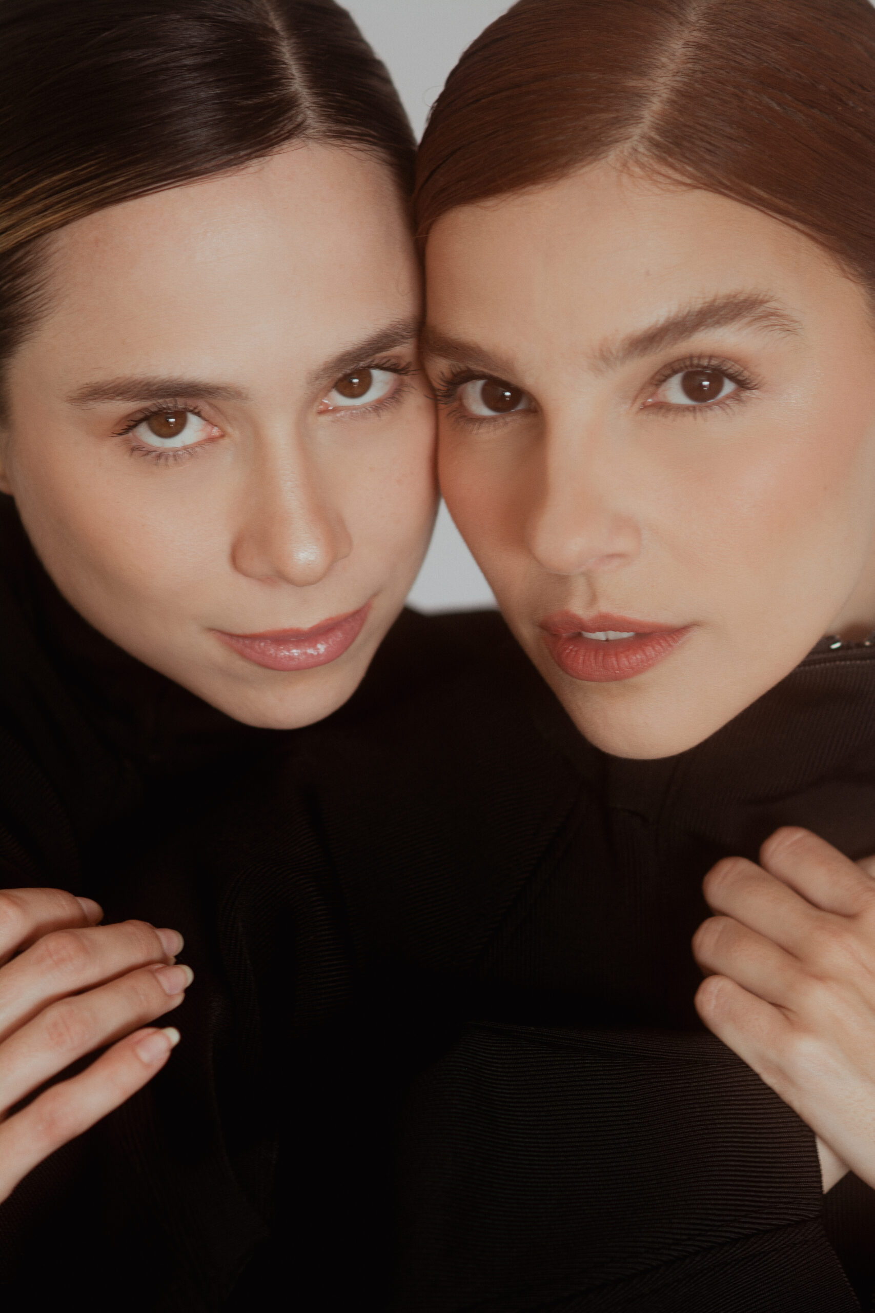 Daphne Bozaski e Gabriela Medvedovsky discutem a dependência digital na comédia “Pergunte Alguma Coisa”